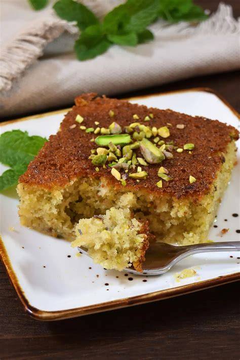 Getränkter griechischer Grießkuchen mit Pistazien