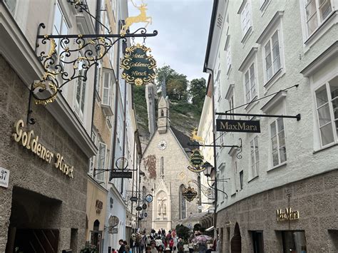 Getreidegasse Salzburg: traditionelle Konditoreien und Mozartkugeln