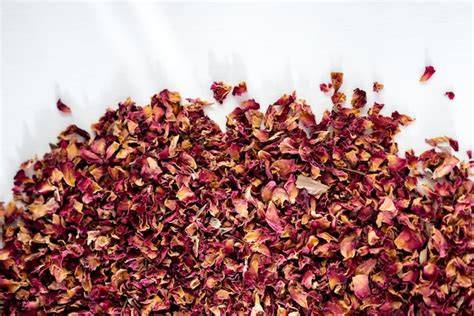 Getrocknete Rosenblätter auf einem Backblech