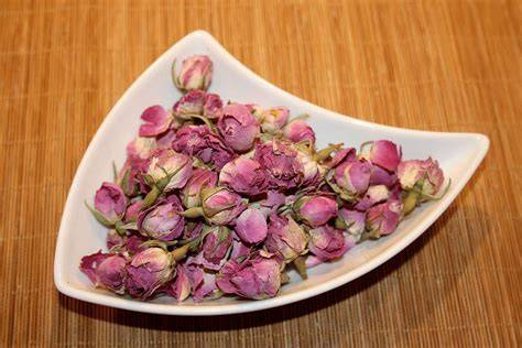 Getrocknete Rosenknospen in Schale
