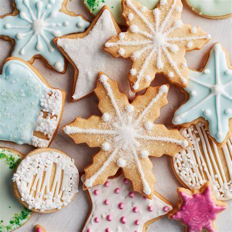 Getrocknete Royal Icing Teile in Form einer Eiffelturm-Struktur