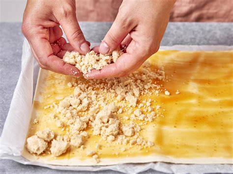 Getrocknete Streusel auf Backpapier vor dem Zerkleinern