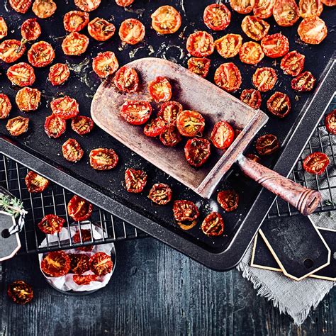 Getrocknete Tomaten auf einem Backblech