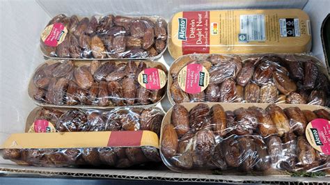 Getrocknete und frische Datteln in Verpackungen