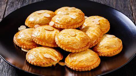 Gevulde Koeken: Klassische holländische Marzipanplätzchen auf einem Teller