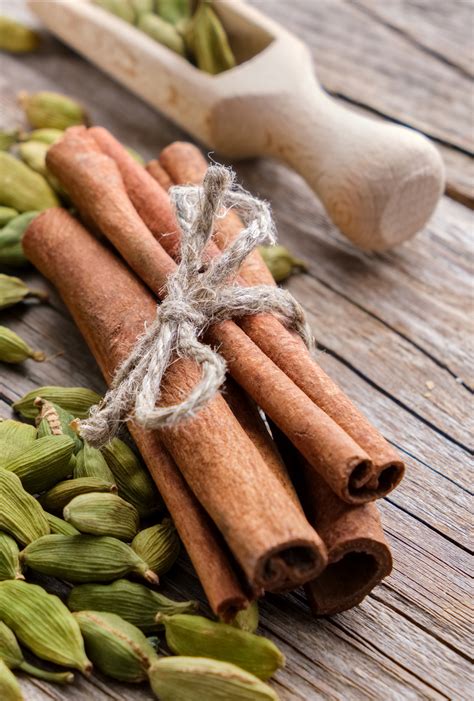 Gewürze: Zimt und Kardamom für Hirse-Kuchen