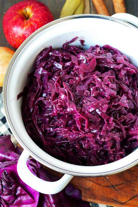 Gewürze und Früchte als Topping für Rotkohl