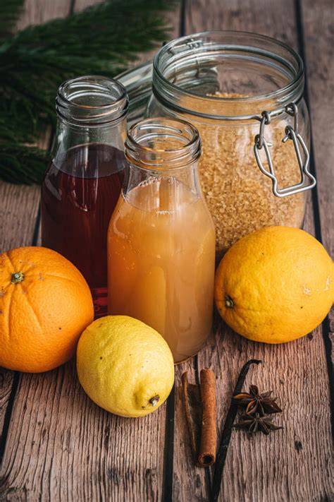 Gewürze und Säfte für einen alkoholfreien Punsch