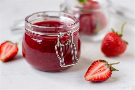 Gewürze wie Nelken und Thymian für die Marmelade