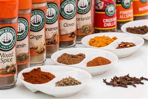 Gewürzmischung: Zimt, Nelken, Kardamom, Piment