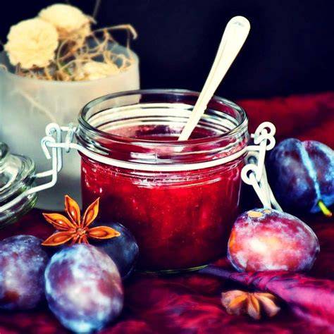 Gewürzte Pflaumen in Rotweinsoße mit Sternanis