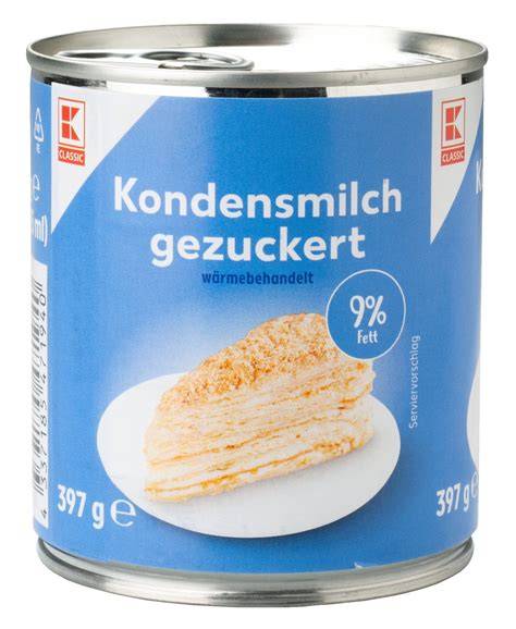 Gezuckerte Kondensmilch und Kakaopulver auf einer Arbeitsfläche