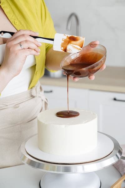 Gießen der Glasur über gefrorene Mousse auf Gitter