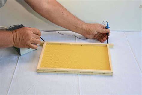 Gießvorgang von Bienenwachs-Teelichtern in Aluschalen