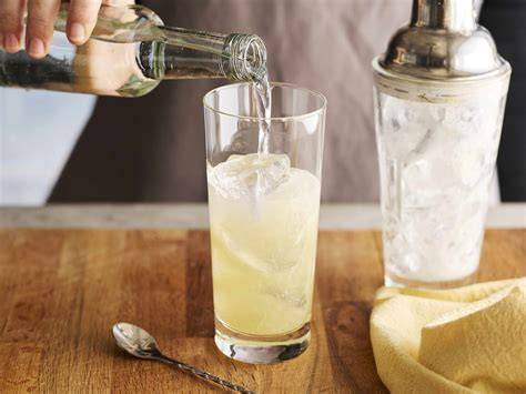 Gin Fizz mit Zitronenzeste als Garnitur