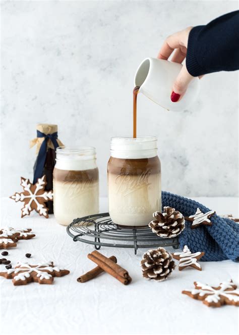 Gingerbread Latte mit Lebkuchensirup und Plätzchen