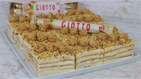 Giotto Torte auf Blech, Nahaufnahme, frisch dekoriert