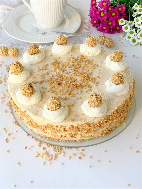 Giotto-Torte mit Dekoration und Anschnitt