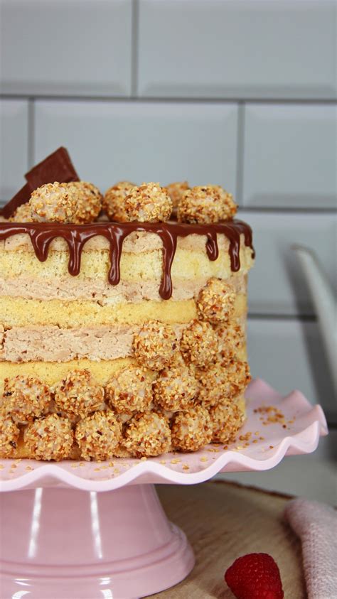 Giotto-Torte mit halbierten Giottos als Dekoration