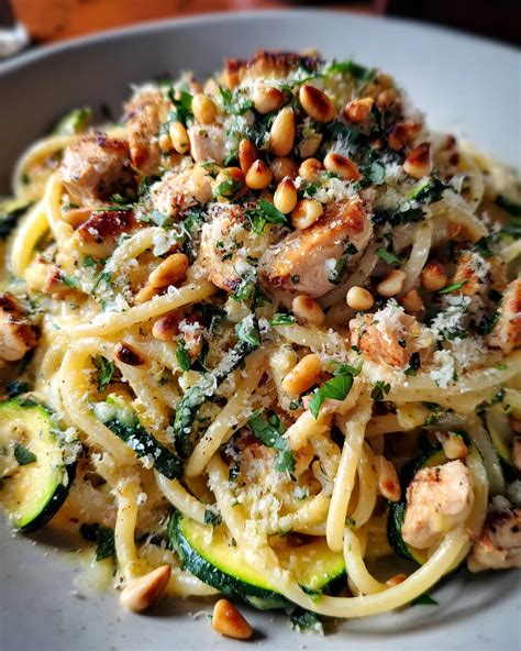 Girasoli mit Zucchinischeiben, Pinienkernen und Parmesan