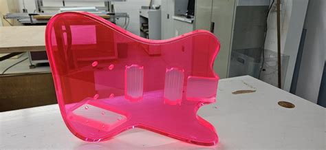 Gitarren-Korpus aus Kuchenform modelliert