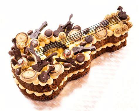 Gitarren-Torte in Rohform kurz vor dem Finalisieren