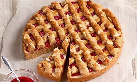 Gitter aus Teigstreifen auf Linzer Torte