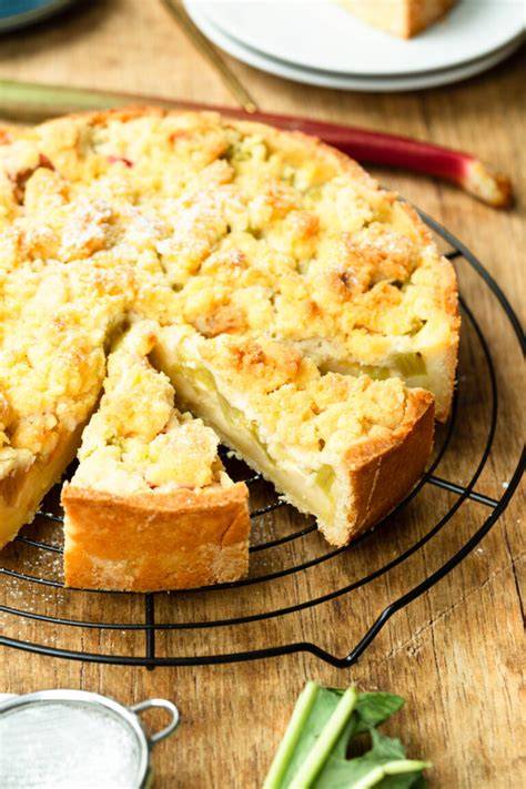 Gitter und Streusel auf Apfel-Rosinen-Zimt-Kuchen