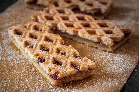 Gittermuster und Garnitur bei Linzer Torte