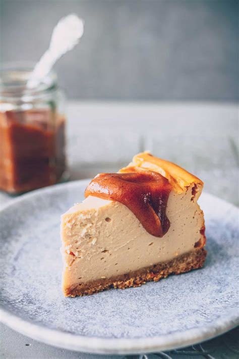 Glänzende Karamellsoße auf Cheesecake verteilen
