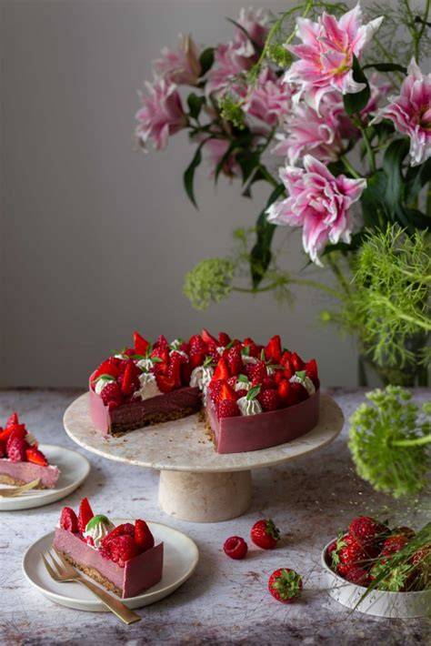 Glänzende Ruby-Ganache in Dessertschale