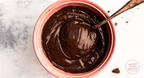 Glänzende Schokoladen-Ganache in Schüssel