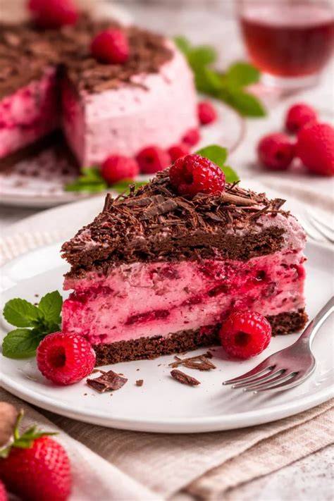 Glänzende Schokoladenganache auf Himbeer-Schokotorte