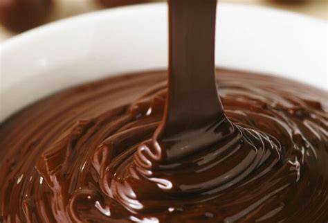 Glänzende Schokoladenglasur auf Kuchenstücken