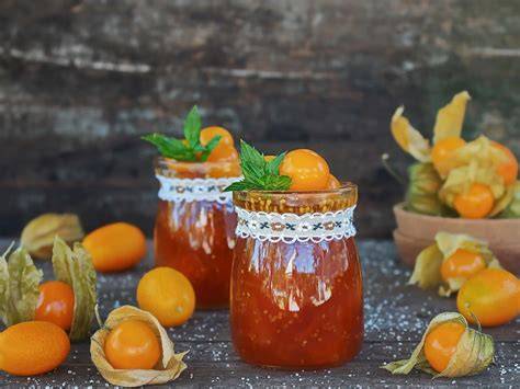 Gläschen Physalis Marmelade auf dem Tisch