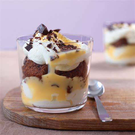 Gläschen mit geschichteten Lebkuchen-Orangen-Desserts