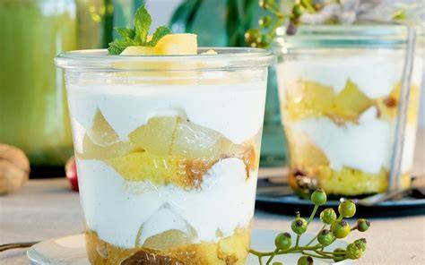 Gläschen mit veganer Quittencreme, Haselnüssen und Streifen aus Quittenschnitzen