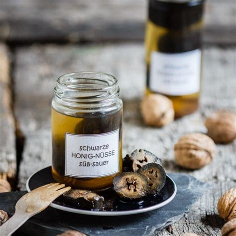 Gläschen schwarze Honig-Nüsse mit unterschiedlichem Sirup