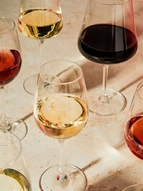 Gläser Chardonnay und Pinot Noir zum Trüffelgericht
