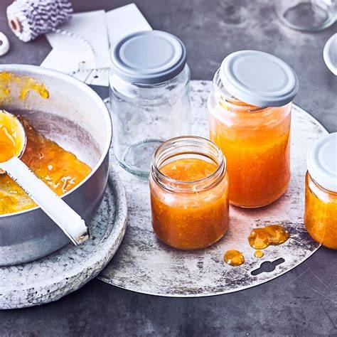 Gläser Pfirsichmarmelade auf Frühstückstisch