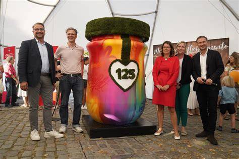 Gläser der Marmeladen-Sorten Schwartauer Werke