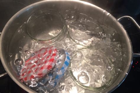 Gläser im Wasserbad