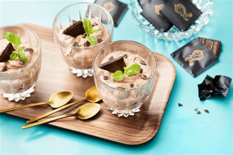 Gläser mit After Eight Creme, garniert mit Minzblättchen