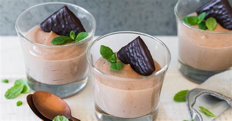 Gläser mit After-Eight-Creme und Minze