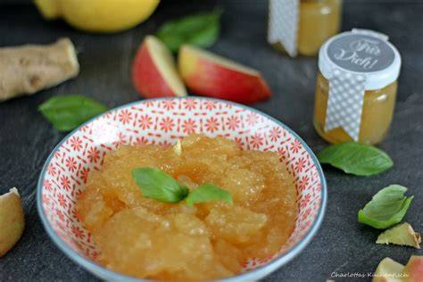 Gläser mit Apfel-Ingwer-Marmelade, frische Äpfel, Ingwerwurzel, Zitrone, Gelierzucker