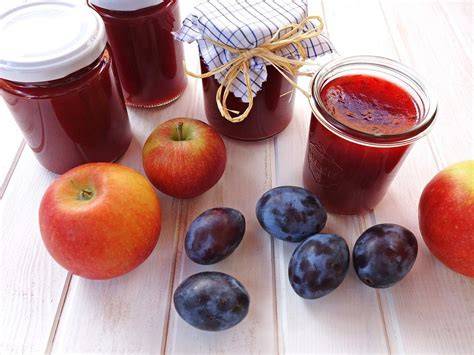 Gläser mit Apfel-Pflaumen-Marmelade