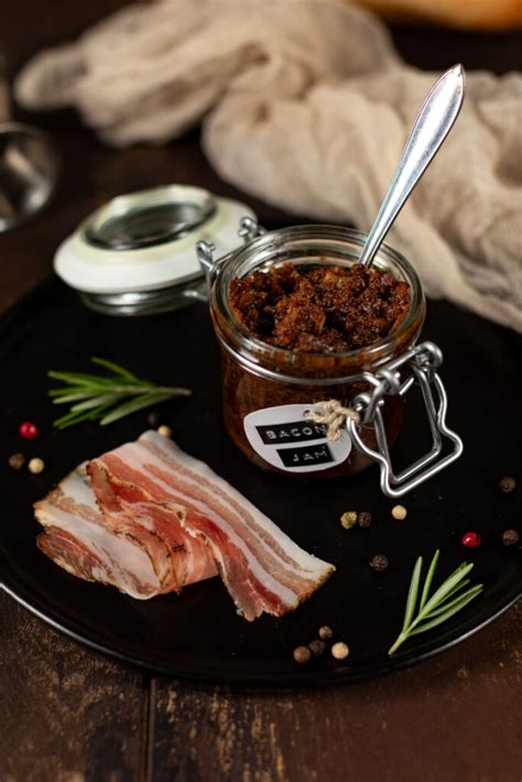 Gläser mit Bacon Jam etikettiert als Geschenk