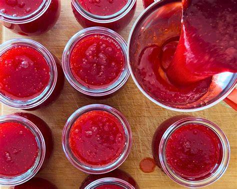 Gläser mit Birnen-Thymian-Marmelade, sterilisiert und gefüllt