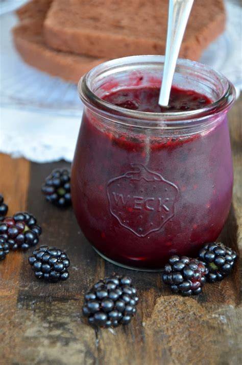 Gläser mit Brombeermarmelade und Schokolade