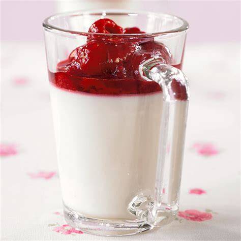 Gläser mit Buttermilchcreme und Himbeerpüree